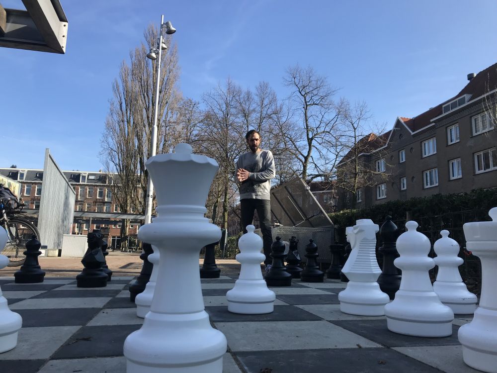 Optimistisch Bewolkt Conciërge Bewonersinitiatief leidt tot groot schaakbord in Amsterdam West - Schaken