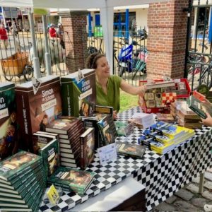 Joyce in haar stand met de haar Simon de schaker boeken