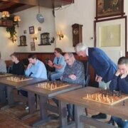 Lachende gezichten tijdens de simultaan van Hans Böhm