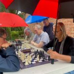 Schaaktoernooi op de buiten Schaaktafels bij het Kultuurhus in Borne (foto org)