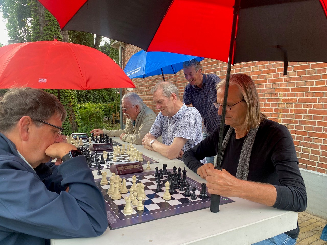 Schaaktoernooi op de buiten Schaaktafels bij het Kultuurhus in Borne (foto org)