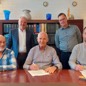 Hierbij de oprichters van de Stichting Schoolschaak Westland met centraal in het midden voorzitter Ard Dekker (foto stichting)