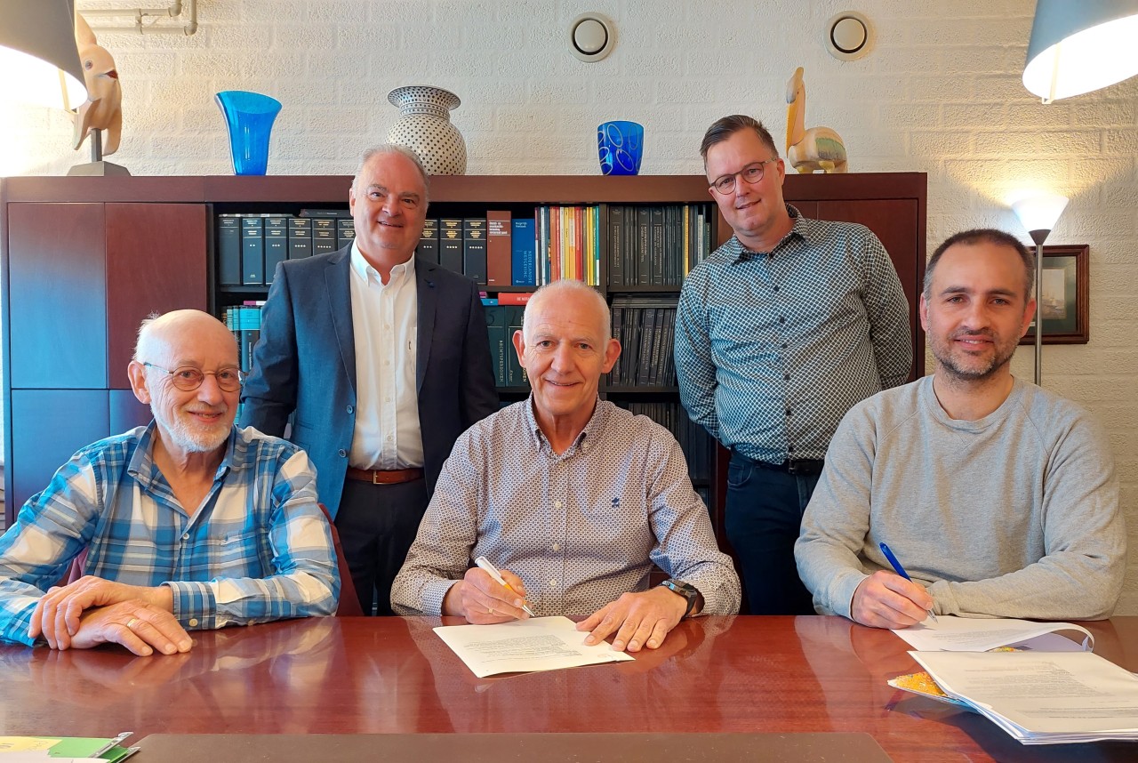 Hierbij de oprichters van de Stichting Schoolschaak Westland met centraal in het midden voorzitter Ard Dekker (foto stichting)