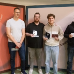 Winnaar Luis Engel (tweede rechts) tussen de winnaars van 2023 (Rick Lahaye) en 2024 (Tim Grutter) en Paul Hummel, een van de spelers die gedeeld vierde werden, links.