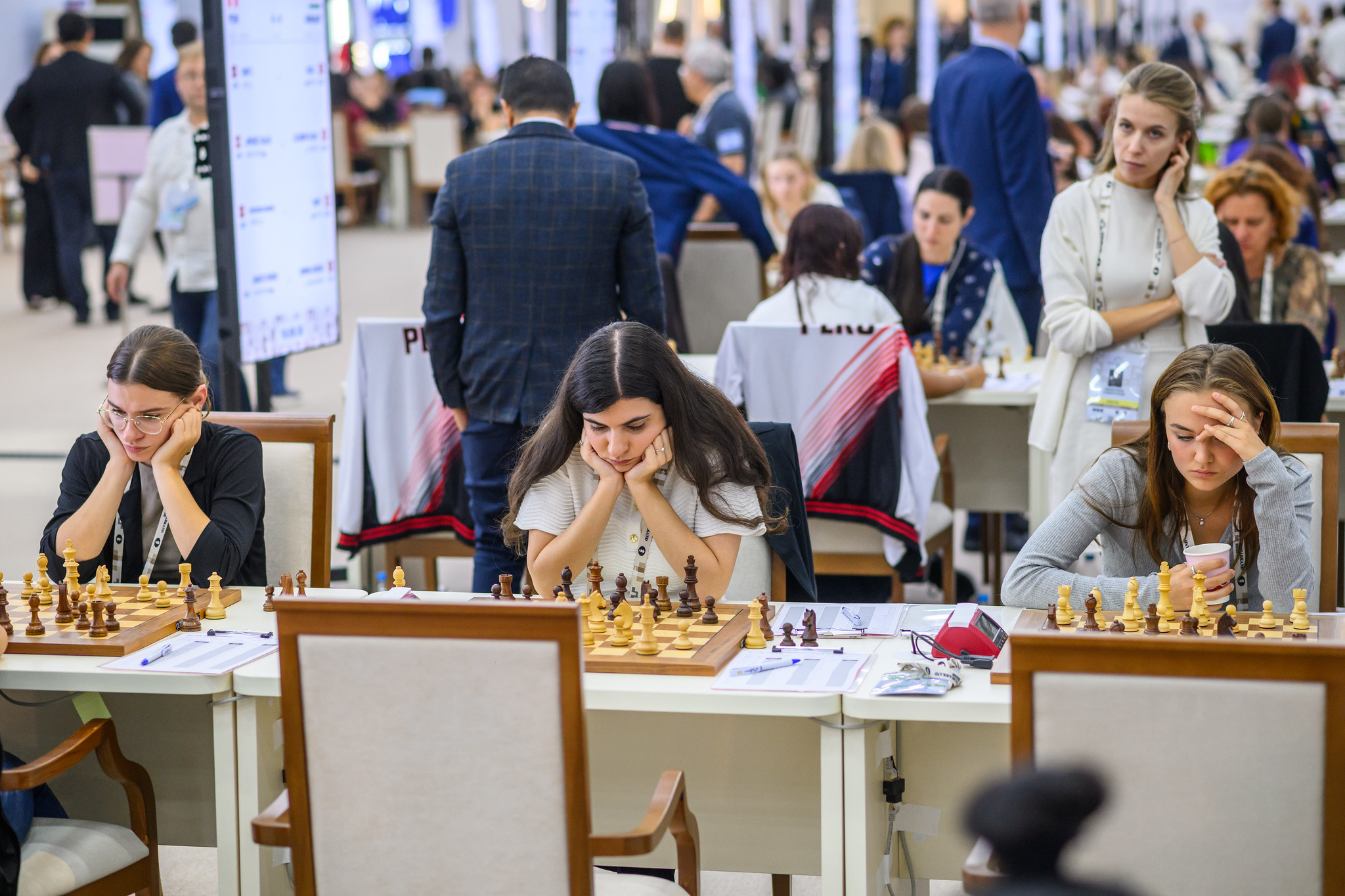 De Dames tegen Argentinië met in beeld Robin, Anna-Maja en Machteld (foto Michał Walusza FIDE)