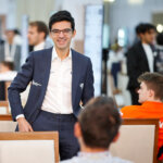 Anish Giri had er duidelijk zin in aan het begin van zijn partij (foto Rafal Oleksiewicz FIDE)