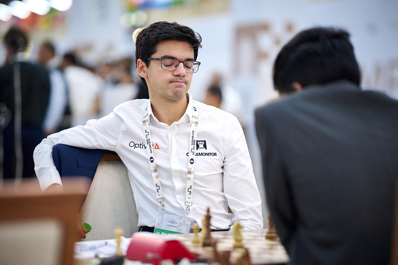 Anish Giri tijdens Nederland–India op de Schaakolympiade 2026