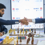 Erwin l’Ami tegenover wereldkampioen Gukesh tijdens de Schaakolympiade 2026 in Samarkand