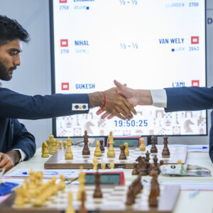 Erwin l’Ami tegenover wereldkampioen Gukesh tijdens de Schaakolympiade 2026 in Samarkand