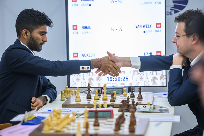 Erwin l’Ami tegenover wereldkampioen Gukesh tijdens de Schaakolympiade 2026 in Samarkand