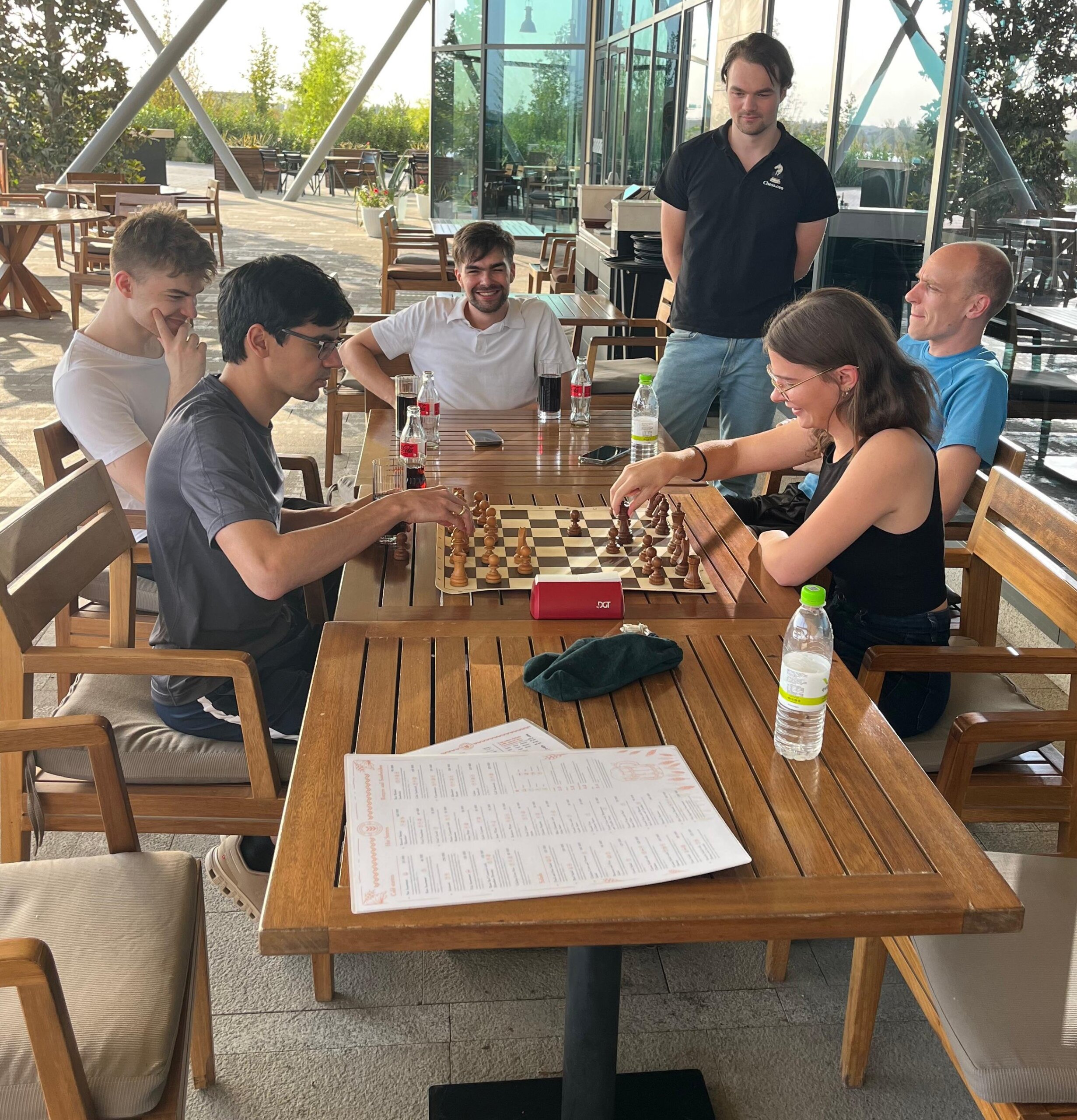 Spelers van TeamNL Schaken spelen samen een ontspannen potje schaak tijdens de Schaakolympiade in Samarkand